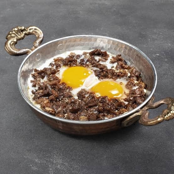 Kavurmalı Yumurta Domates Biber Salça Sosu Eşliğinde Servis Edilir
