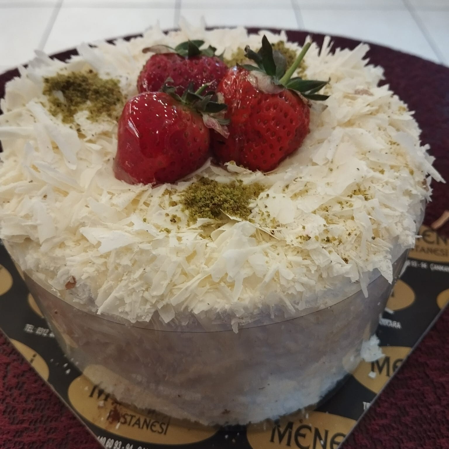 Beyaz Kremalı Çilekli Yaş Pasta (4-6 kişilik)