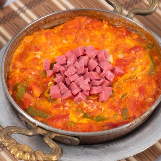 Sosisli ve Kaşarlı Menemen