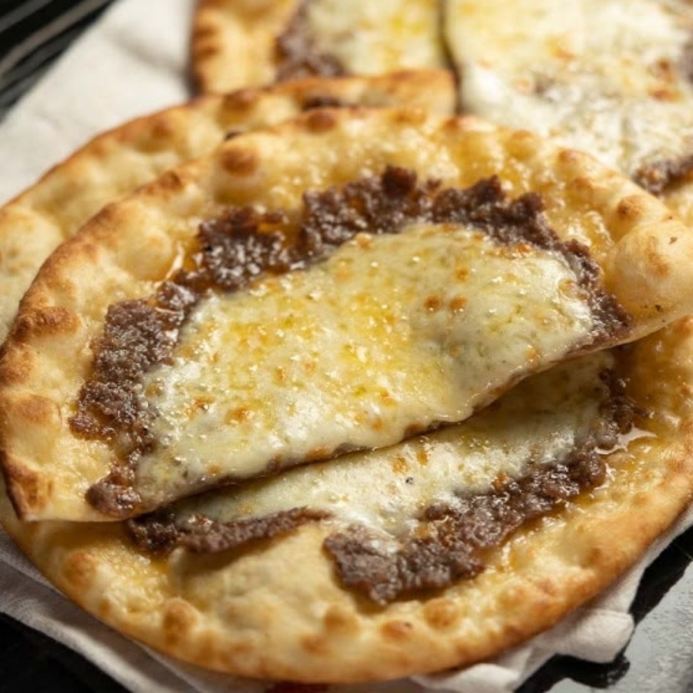 Baharatlı Kıymalı Kaşarlı Pide