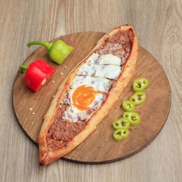 Kıymalı Yumurtalı Karadeniz Pidesi