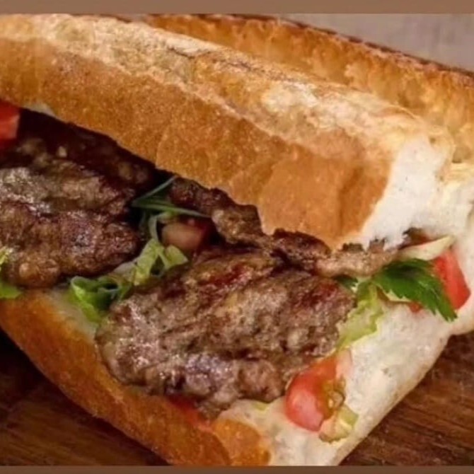Üç Çeyrek Köfte Ekmek