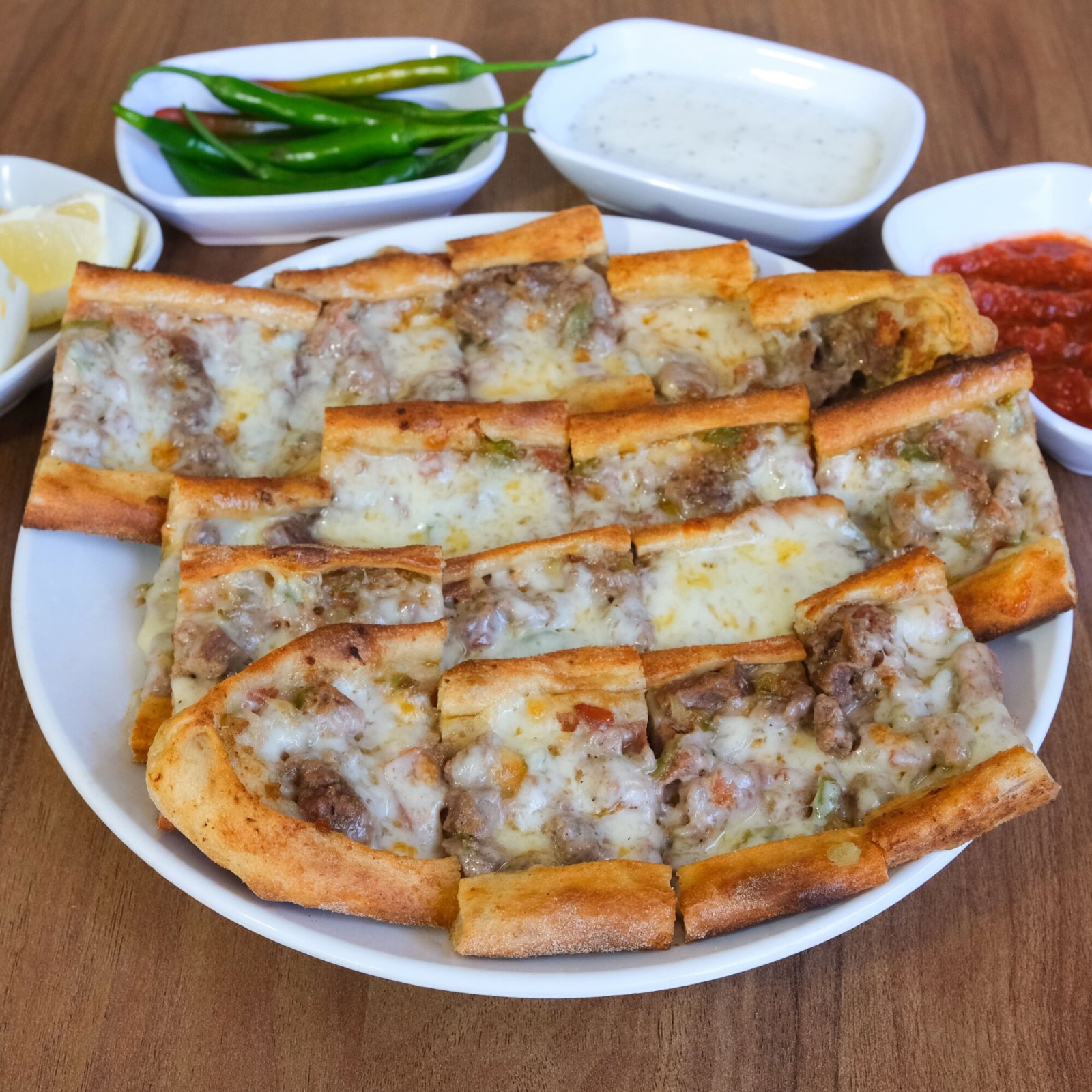 Kuşbaşılı Kaşarlı Pide