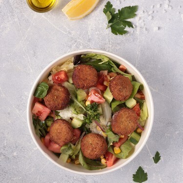 Falafelli Salata