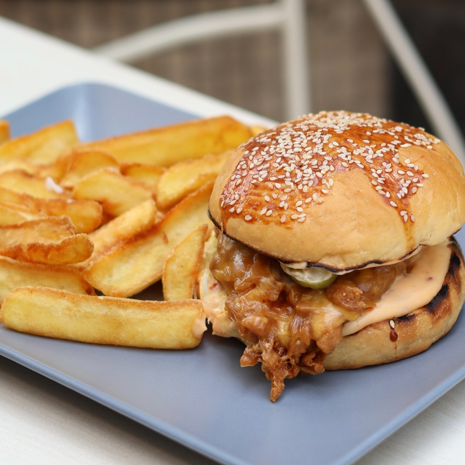 Cheddar Bliss Chicken Burger Menü