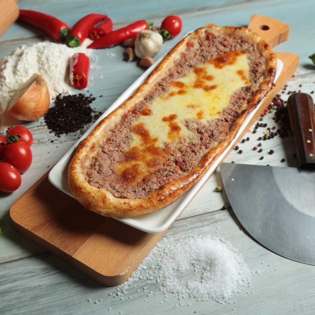 Kıymalı Kaşarlı Pide