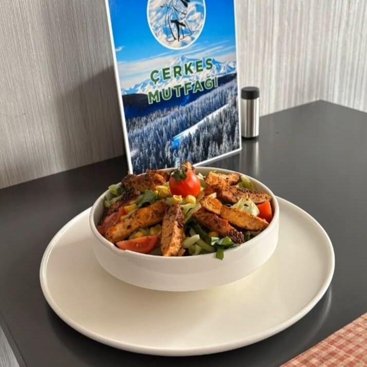Izgara Tavuklu Salata
