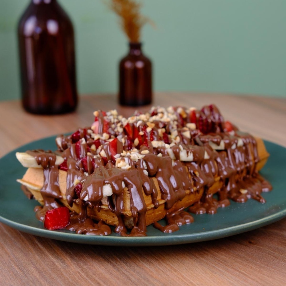 Sütlü Çikolatalı Muzlu, Çilekli Waffle (Belçika Hamur)