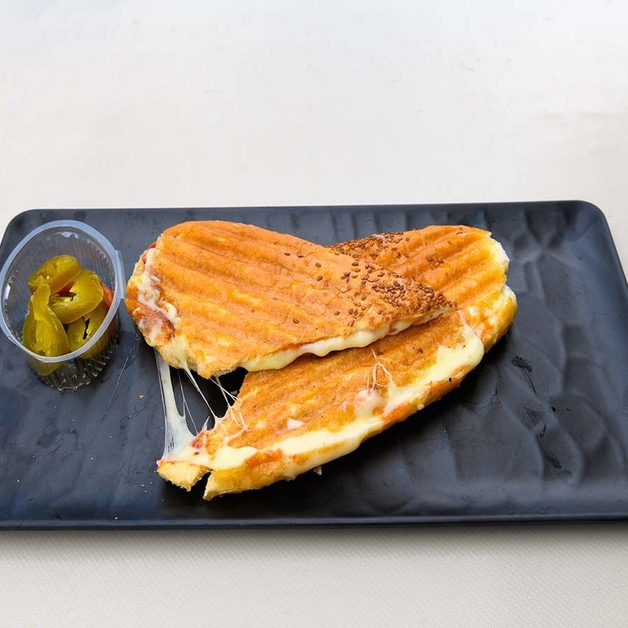 Kavurmalı Kaşarlı Tost+coca cola 330ml