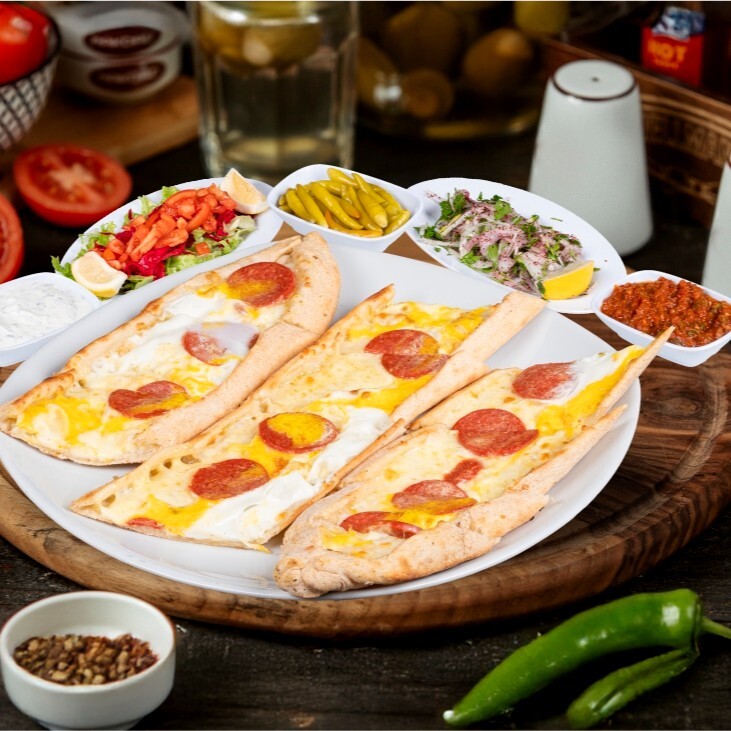 Kaşarlı Sucuklu Yumurtalı Pide