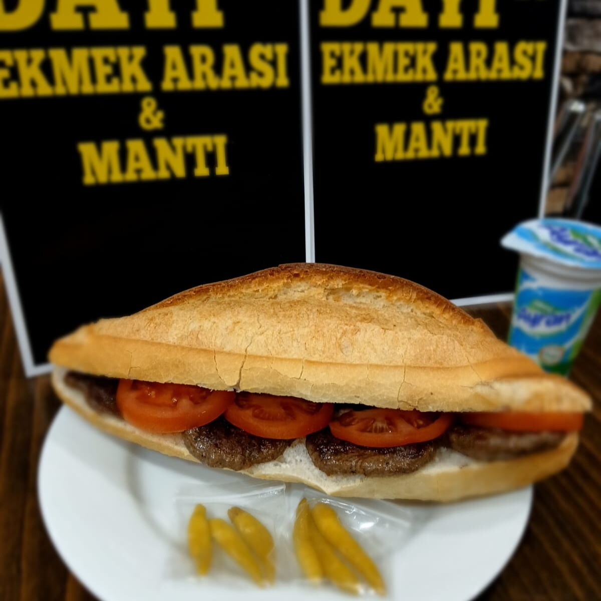 Tüm Ekmek Arası Köfte Ve Ayran
