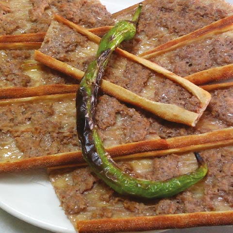 Sade Kıymalı Kekikli Pide