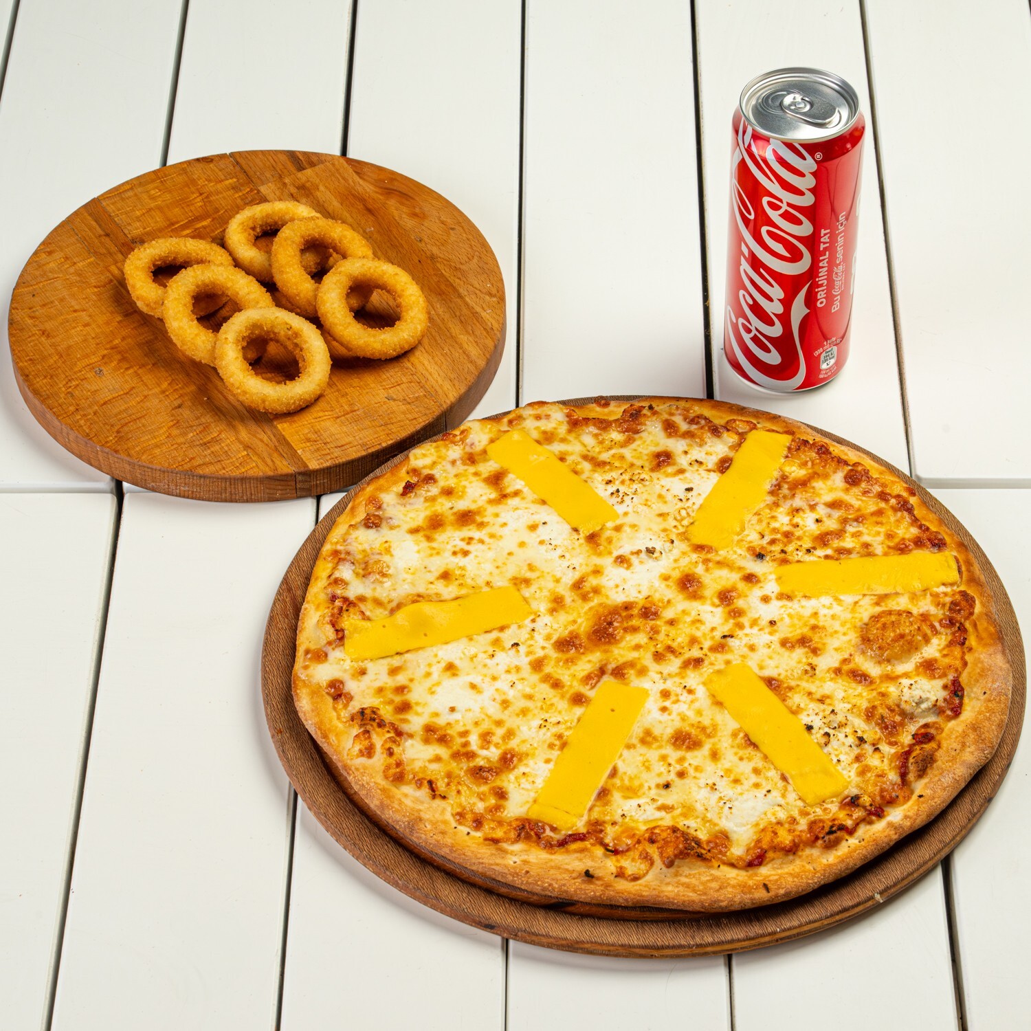 Çeşit Çeşit Peynirli Pizza Menü