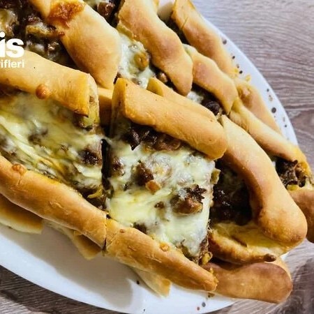 Kavurmalı Kaşarlı Pide