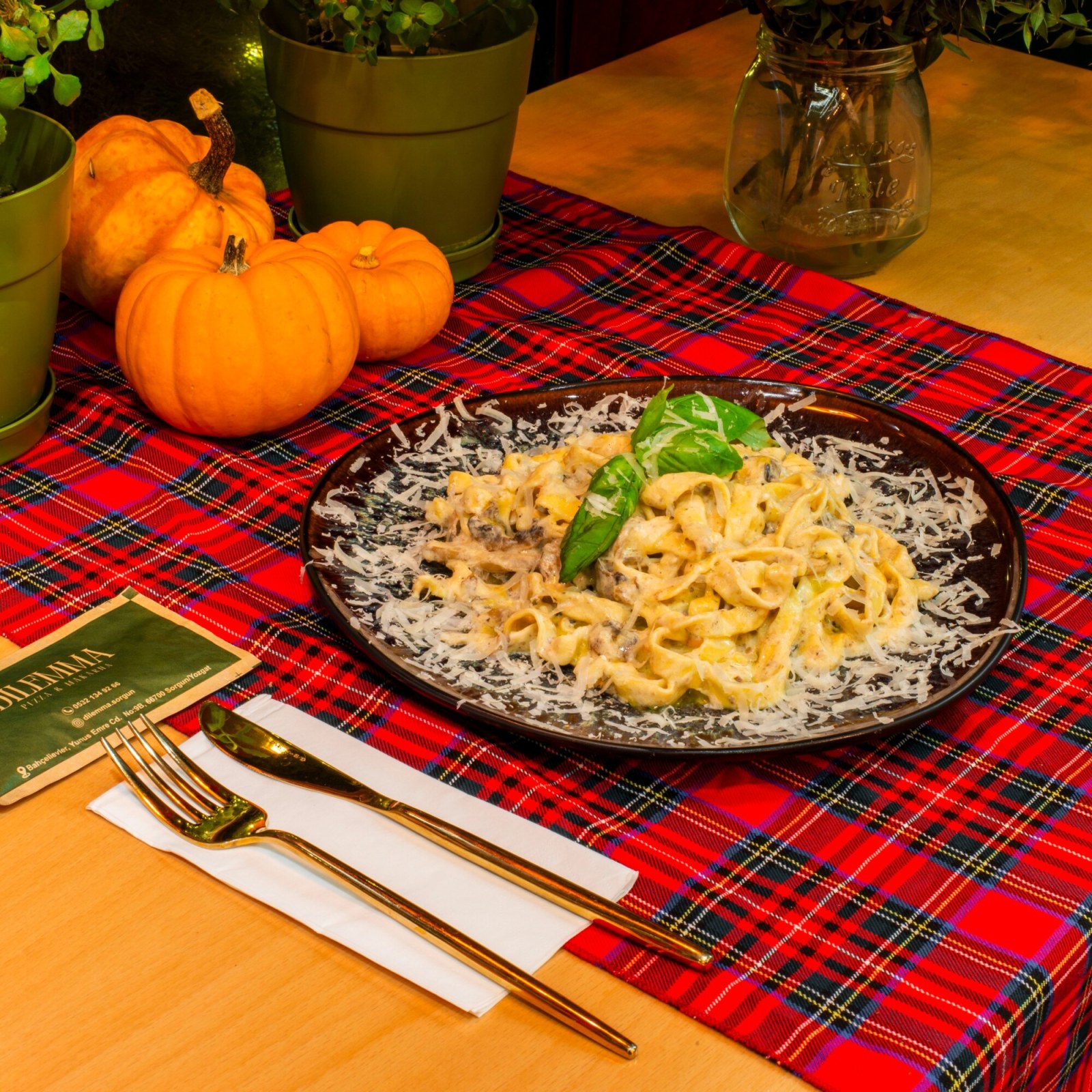 Parmesan Tekerinde Fettuccine Makarna