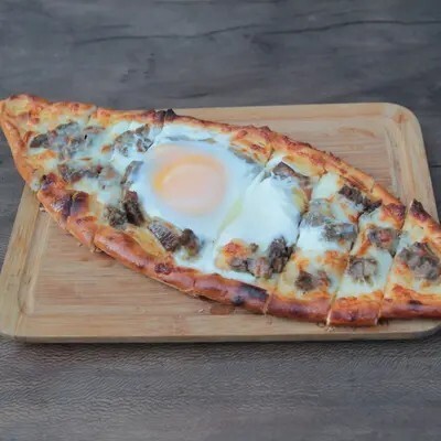 Kavurmalı Yumurtalı Pide