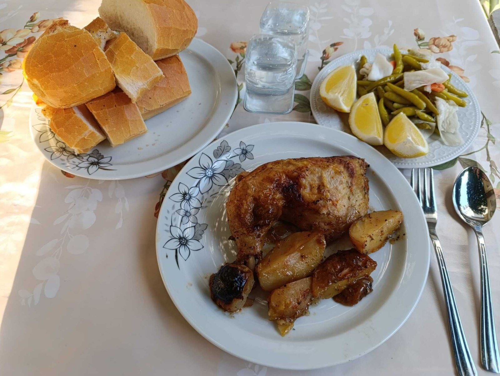 Bulgur Pilavı Üzeri Tavuk But