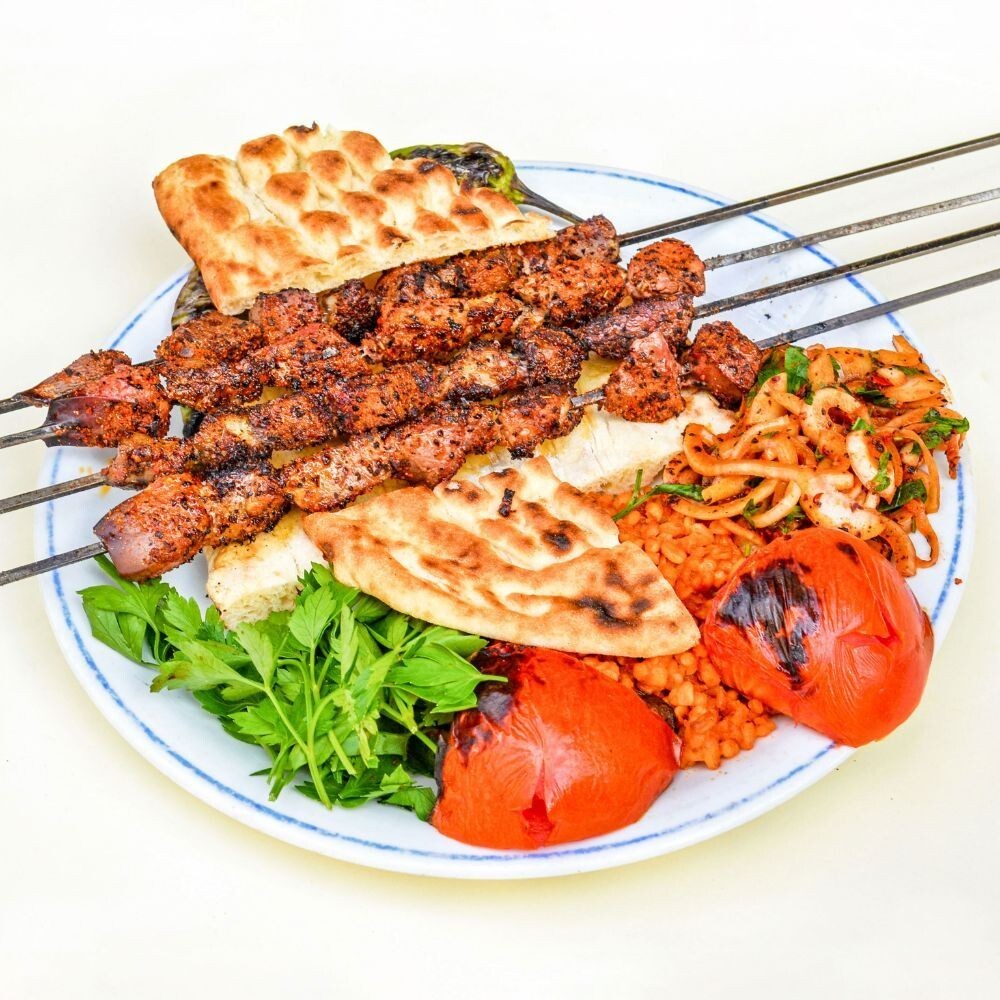 Kuzu Ciğer Kebabı pilav köz biber sumaklı soğan salata ezme ile