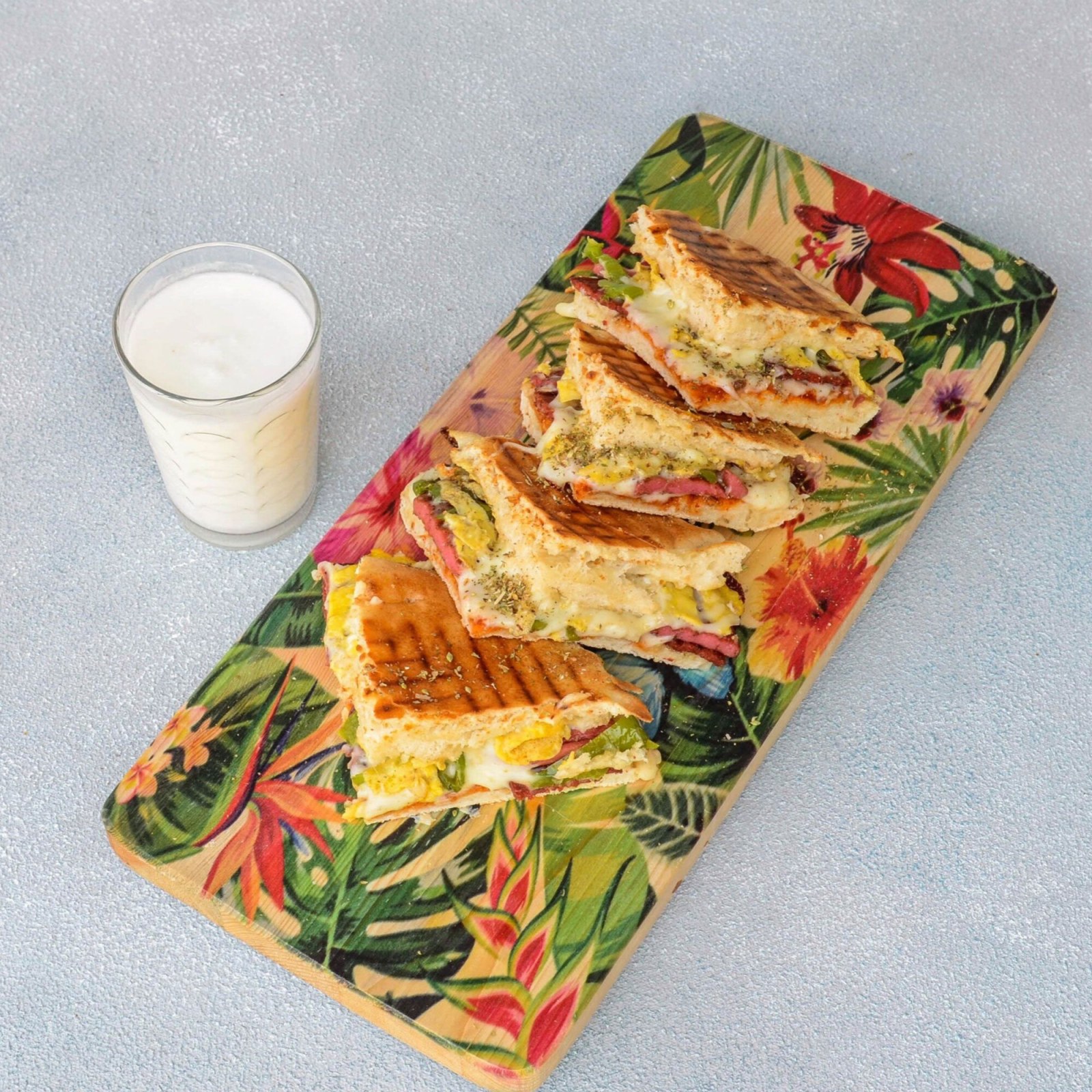 Bazlamalı Kaşarlı Et Dönerli Tost