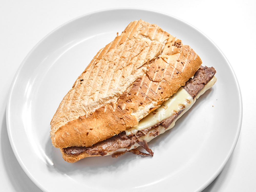 Yarım Ekmek Kavurmalı Kaşarlı Tost
