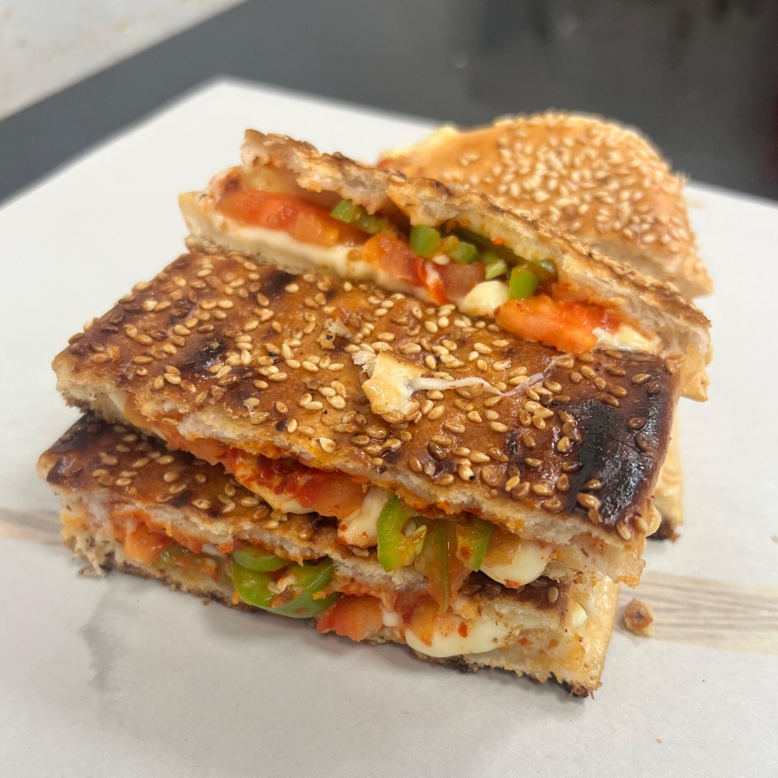 Susamlı Sebzeli Kaşarlı Tost