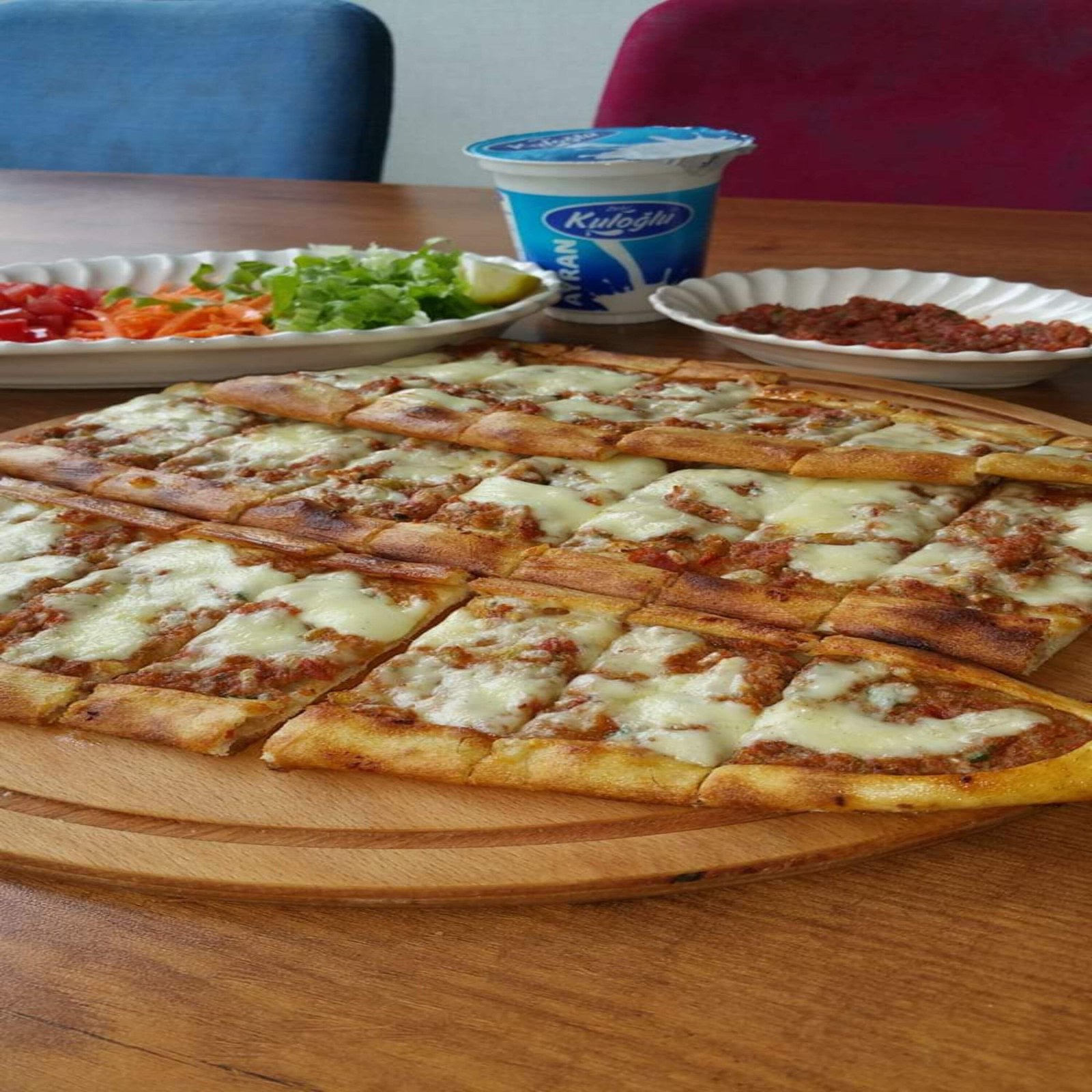 Kıymalı Kaşarlı Pide