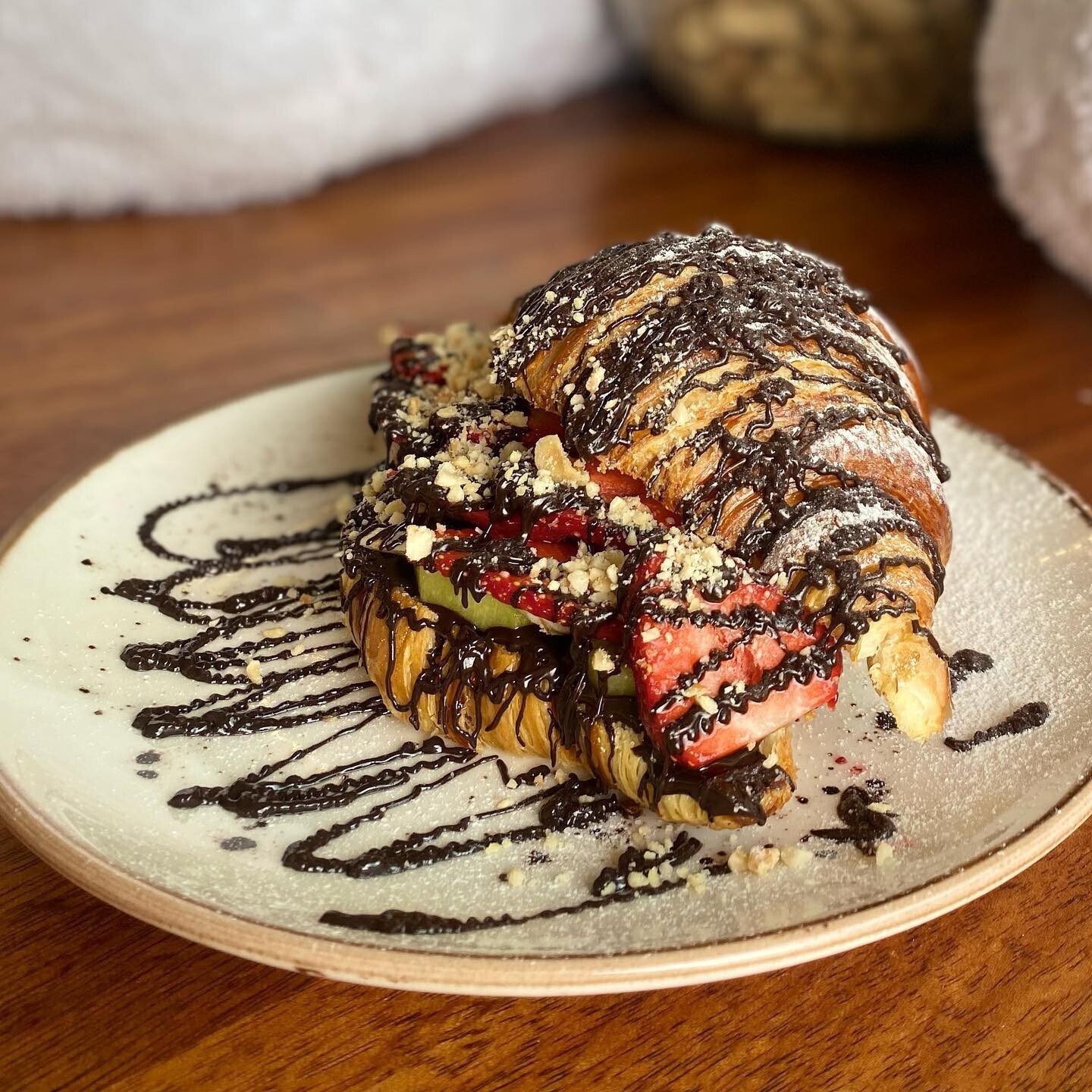 Kuruvasan Waffle Bitter Çikolatalı Çilekli ,Muzlu Üzerine Fındık