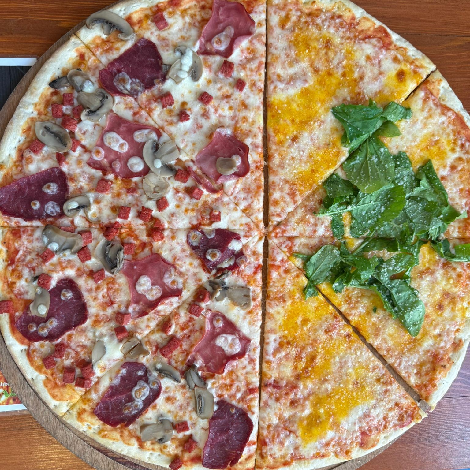 Yarısı Et Bombası Yarısı 4 Peynirli Dev Pizza 45 Cm (Aile Boyu)