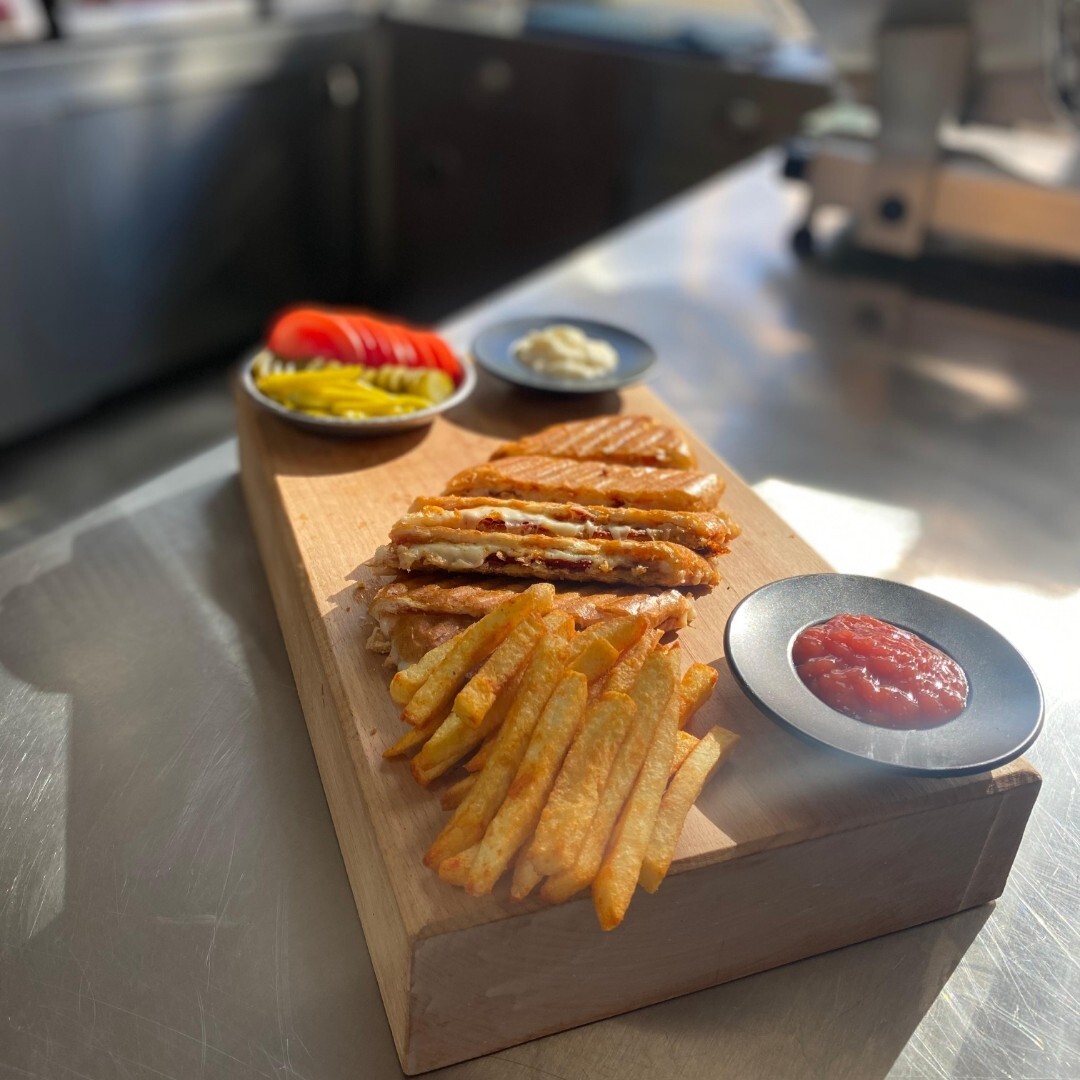 Sosisli Kaşarlı Tost