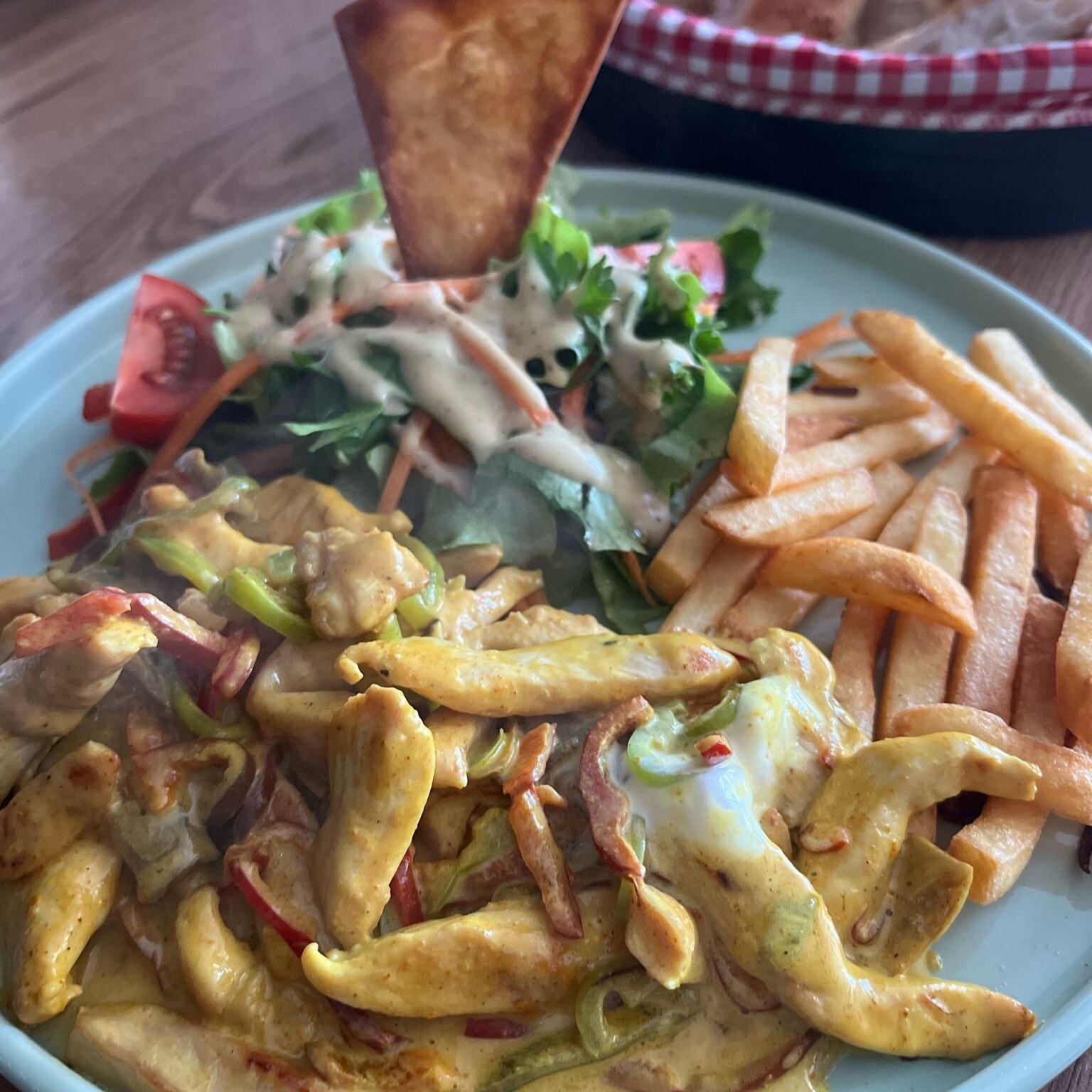 Köri Soslu Tavuk + Salata + Patates