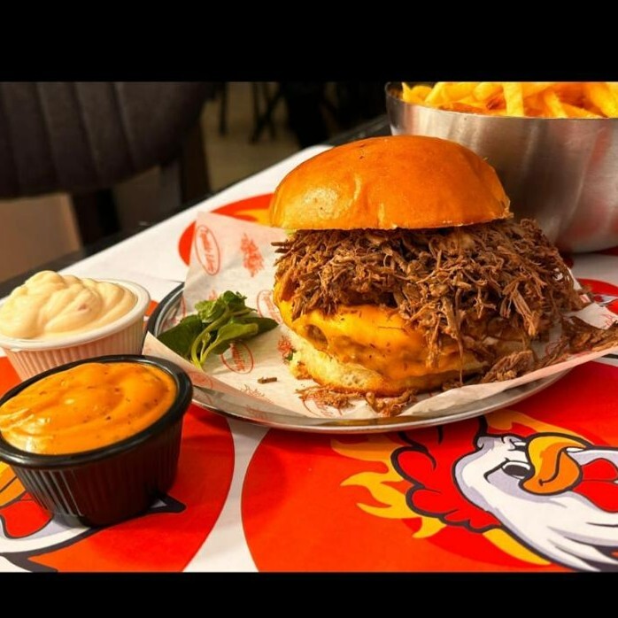 Tiftik Etli Cheese Burger (PATATES KIZARTMASI İLE) & Coca-Cola (33 cl.)