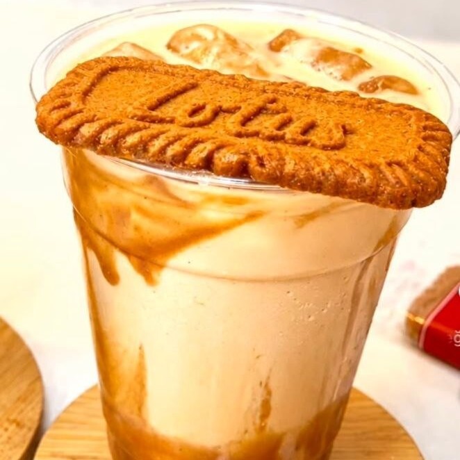 Premium Lotus Biscoff Iced Latte – Karamelize Bisküvi Aromalı Soğuk Kahve