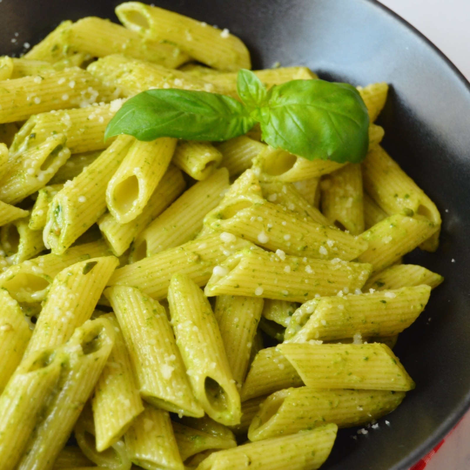 Pesto Soslu Tavuklu Makarna