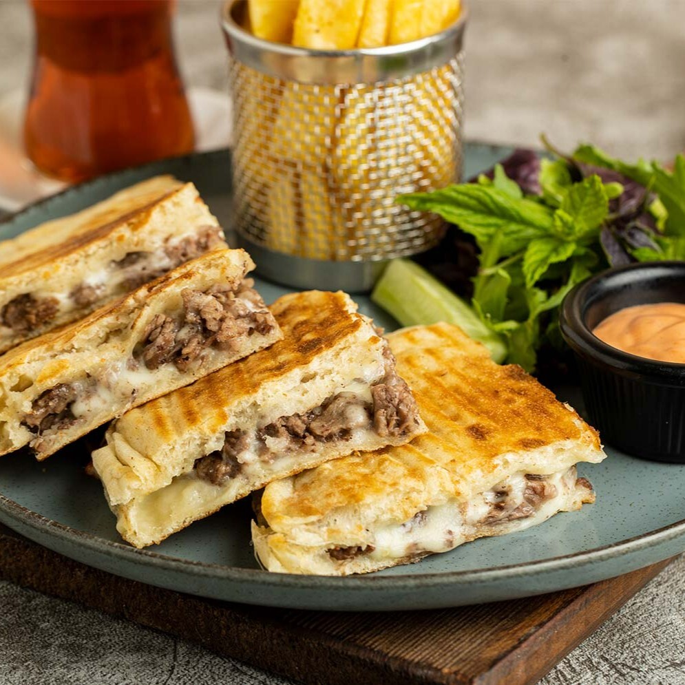Kavurmalı Kaşarlı Tost