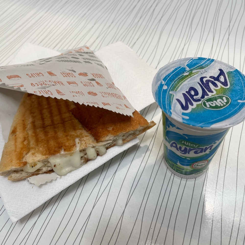 Yarım Ekmek Kaşarlı Tost (Ayranlı Menü)