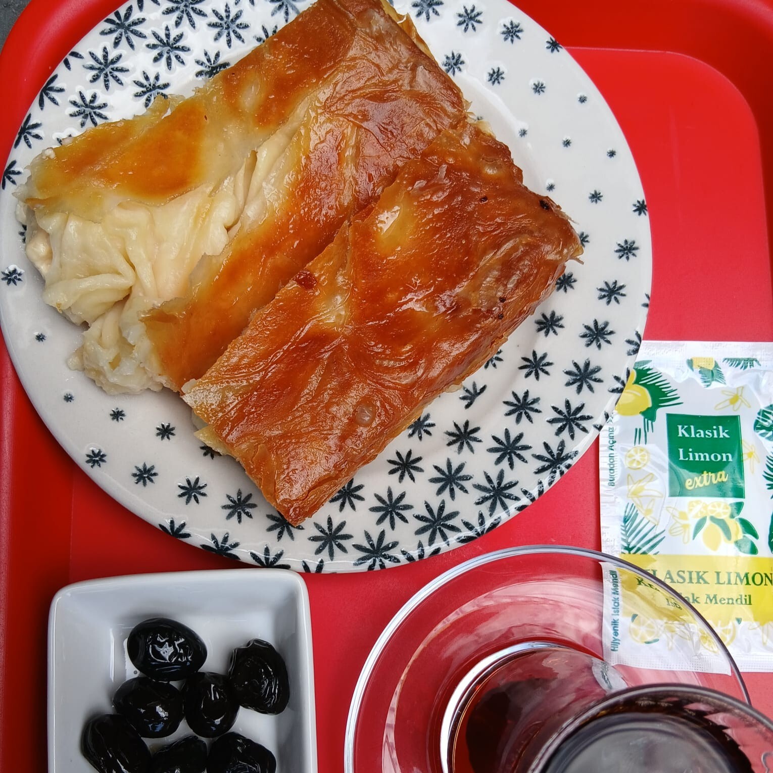 PEYNİRLİ SU BÖREĞİ (USTASINDAN BOL MALZEMELİ EL AÇMASI GÜNLÜK) ( PİŞMİŞ ÜRÜN GRAMAJIDIR ) ( 1 KG )