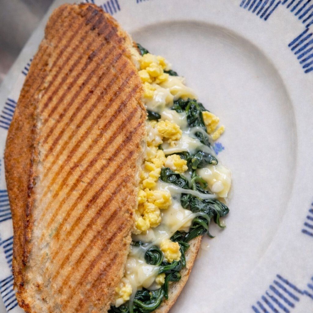 Ispanaklı Yumurtalı Kaşarlı Tost