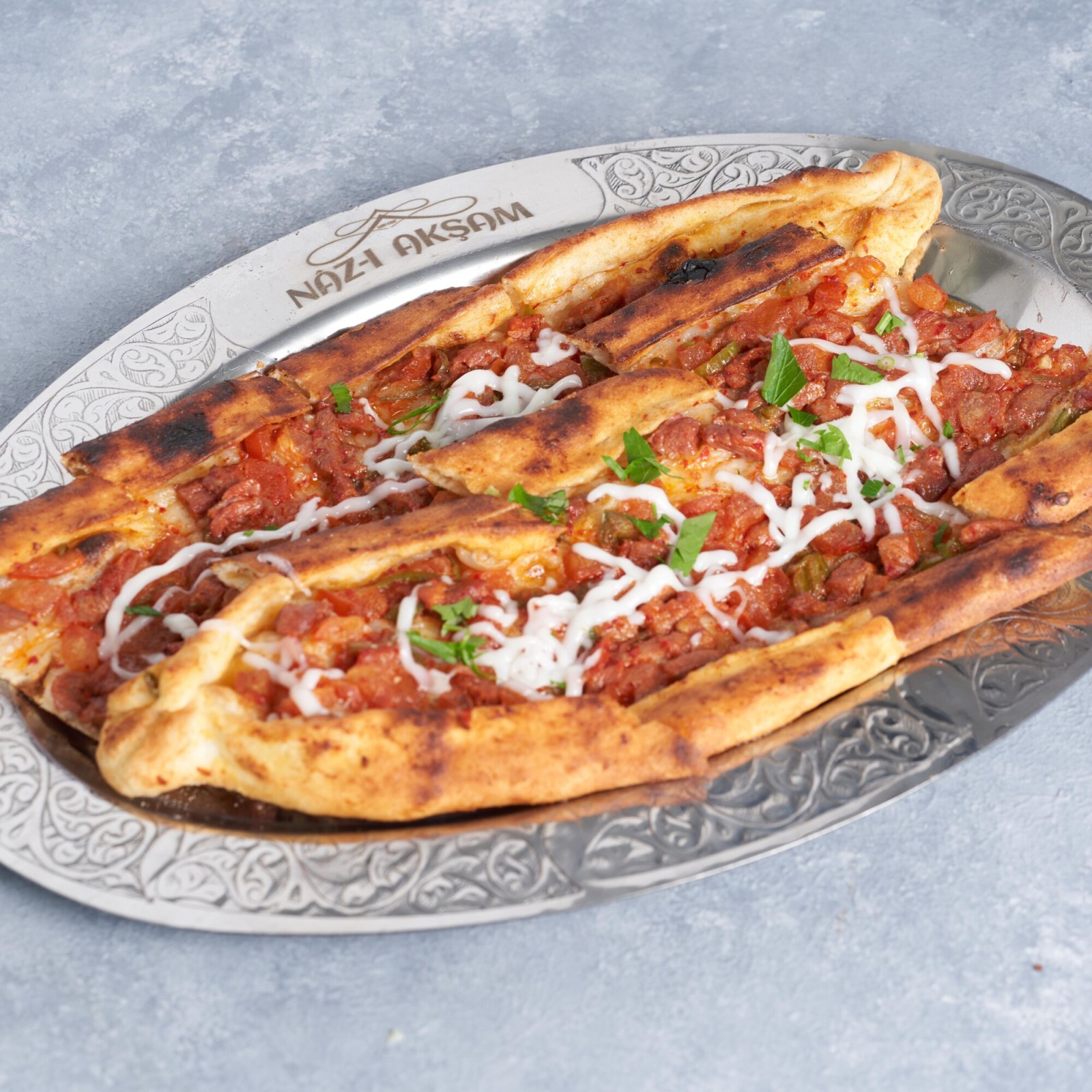 Kuşbaşılı Kaşarlı Pide
