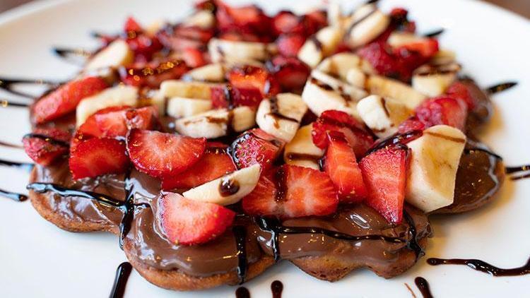 Waffle (Bol çikolata soslu)