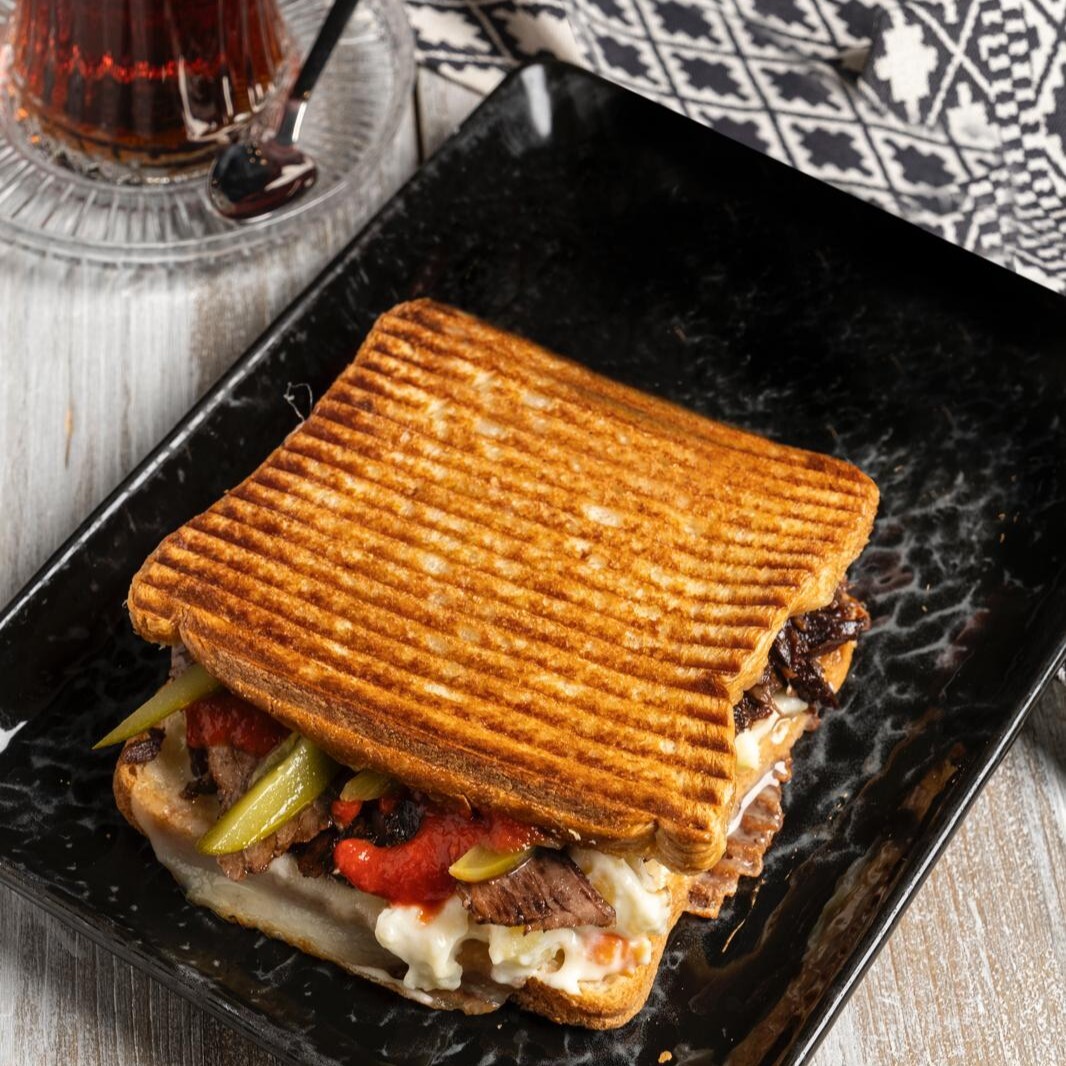 Kavurmalı Kaşarlı Kare Tost