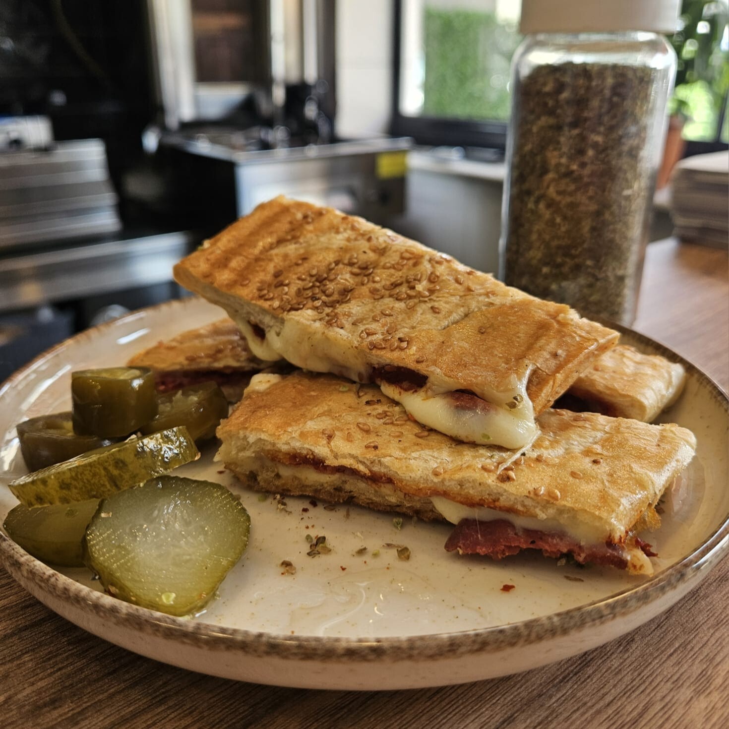 Yarım Ekmek Kaşarlı Ve Sucuklu Tost