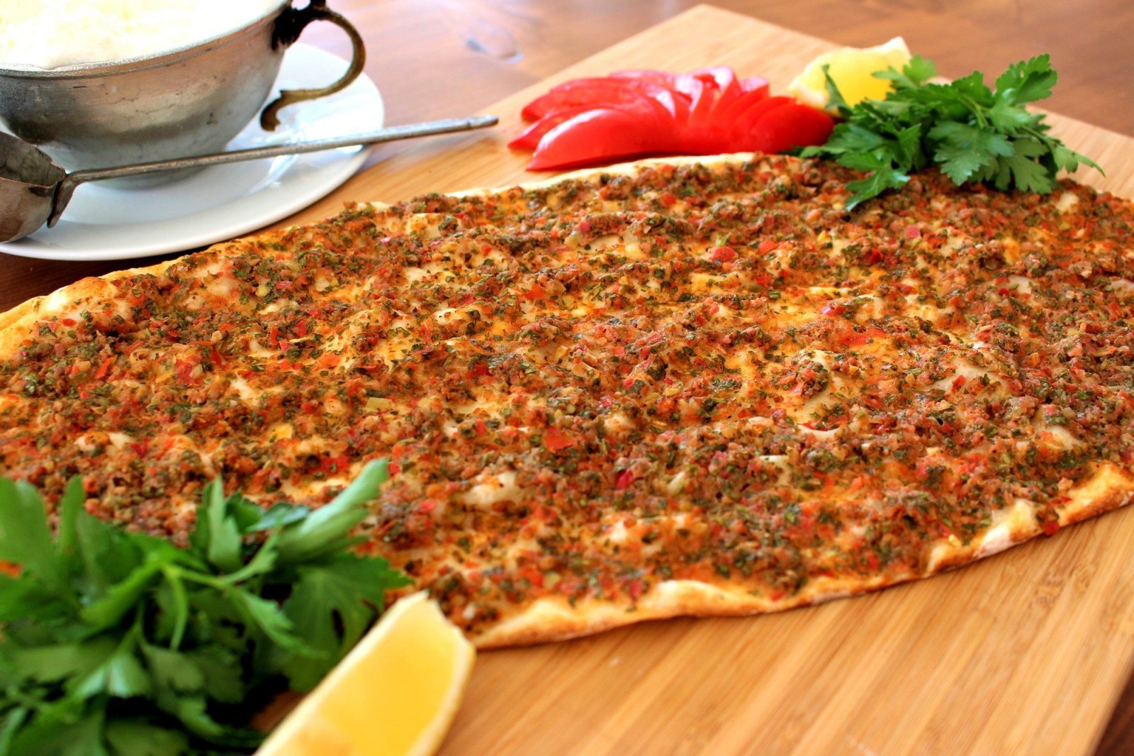 (Satır Kıyma) Sarımsaklı Gaziantep Lahmacunu