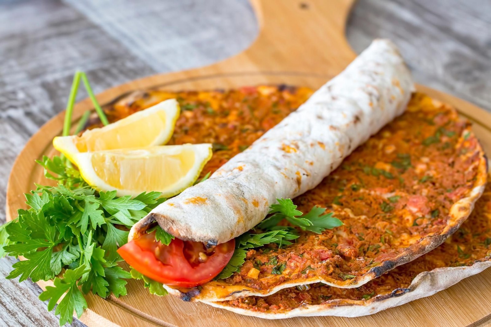 10 ADET LAHMACUN + 1 LT COCA COLA