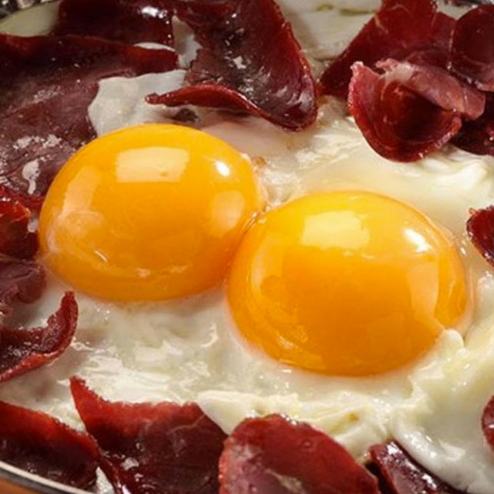 Sahanda Pastırmalı Yumurta