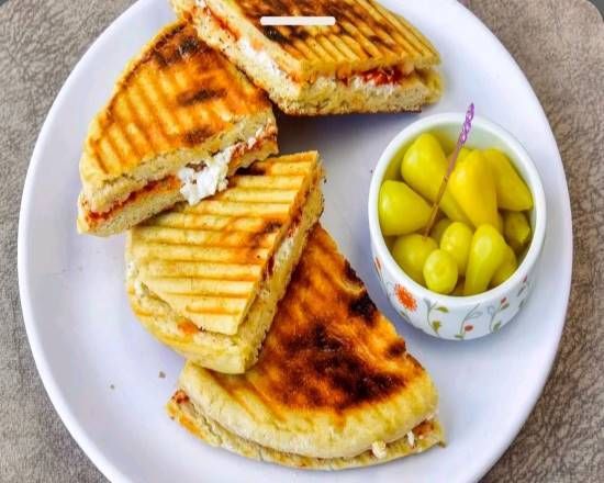 Beyaz Peynirli Bazlama Tost