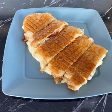 Yarım Ekmeğe Bol Kaşarlı Tost