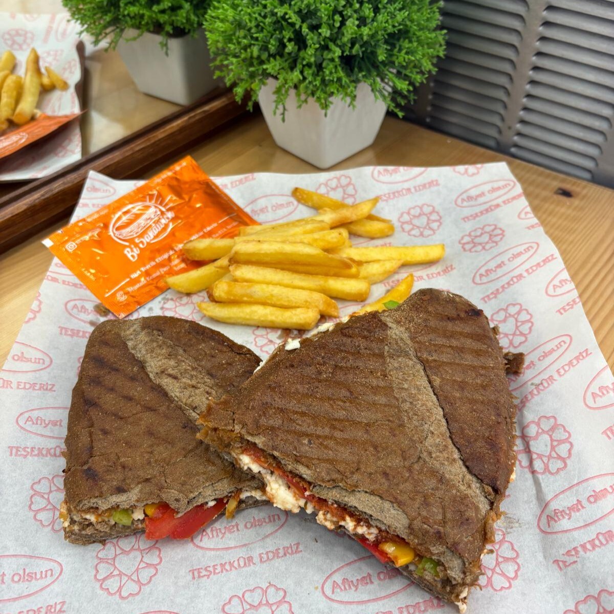 Tam Buğday Ekmeğinde Ezine Peynirli Tost