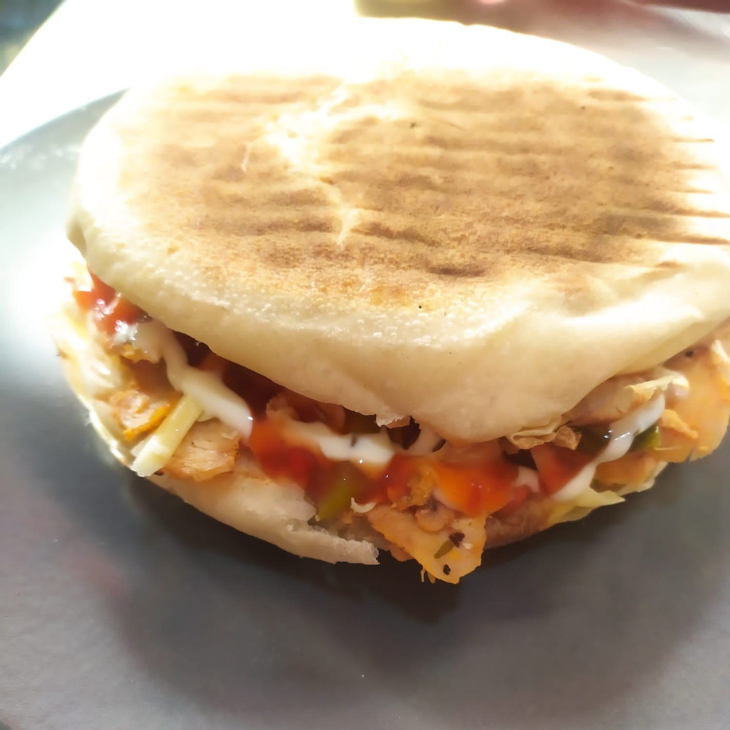 Bazlama Ekmeğine Tavuk Döner