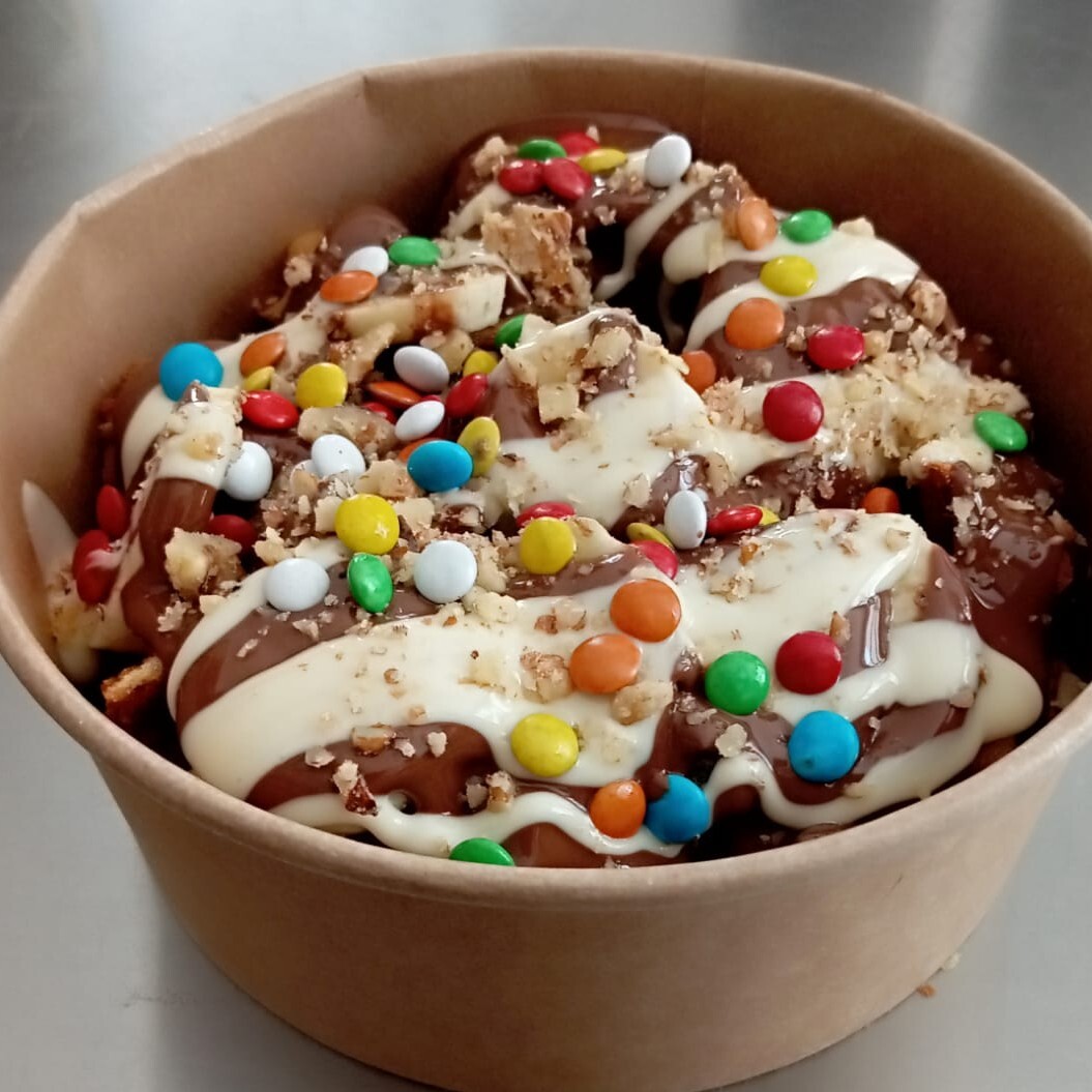 Çikolatalı Muzlu Çilekli Waffle (Kola)