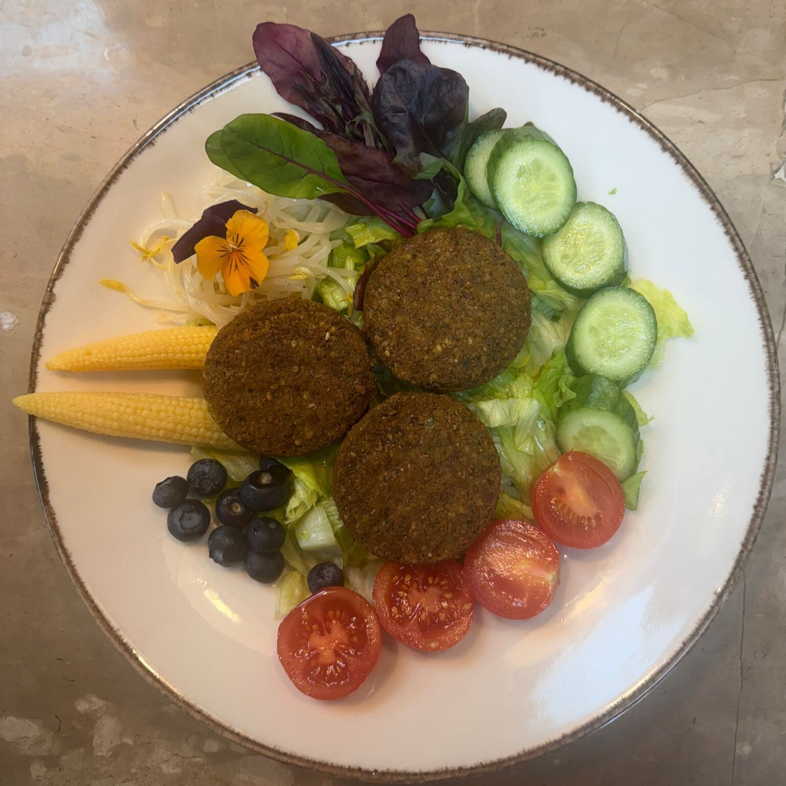 Vejetaryen Köfteli Salata(Falafel)